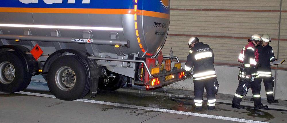 Noch mal gut gegangen: Die Feuerwehr sicherte den Tanklastzug, nachdem der Brand am Reifen gelöscht war.