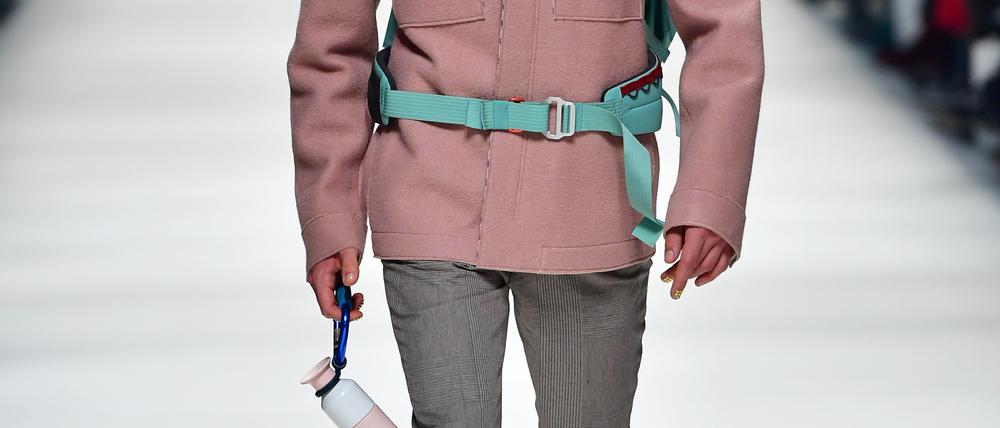 Nachhaltigkeit spielt eine zunehmend große Rolle auf den Laufstegen – hier bei der Präsentation der Herbst-Winter-Kollektion 2020. Das Model trägt eine Hose der nachhaltigen Designer von Wunderwerk.