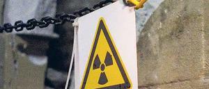 Drei Jahre alt und schon zerlegt. Die Mauer vor einer mit Salz aufgefüllten, sonst aber leeren Einlagerungskammer im Bergwerk Asse, hält dem Berg nicht stand. Foto: dpa