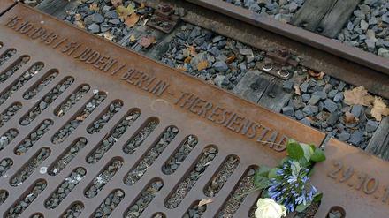 Mahnmal an den Schienen. Zwischen 1941 und 1945 wurden rund 55000 Berliner Juden mit Zügen nach Theresienstadt, Riga, Lodz oder Auschwitz gebracht und getötet.