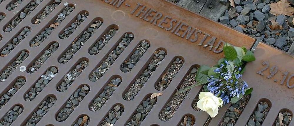 Mahnmal an den Schienen. Zwischen 1941 und 1945 wurden rund 55000 Berliner Juden mit Zügen nach Theresienstadt, Riga, Lodz oder Auschwitz gebracht und getötet.