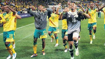 Falsche Freude. Südafrikas Spieler zeigen ihre Choreographie in dem Glauben, dass ihr 0:0 gegen Sierra Leone sie zum Afrika-Cup bringt.