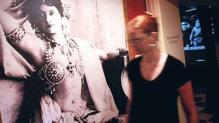 Mata Hari darf in einem Spionagemuseum nicht fehlen. Neben den ausgestellten Mordinstrumenten macht sie sich optisch sehr gut. Foto: laif
