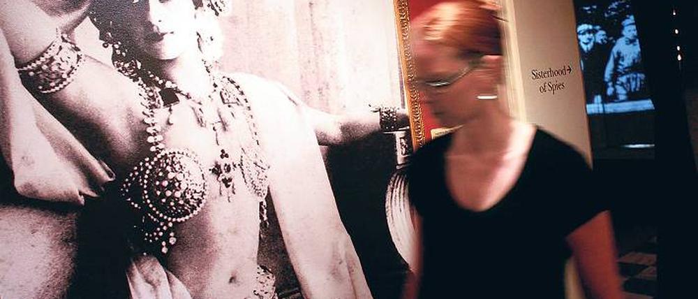 Mata Hari darf in einem Spionagemuseum nicht fehlen. Neben den ausgestellten Mordinstrumenten macht sie sich optisch sehr gut. Foto: laif