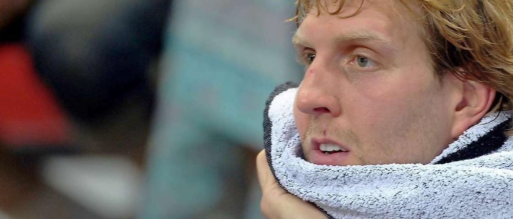Darf nur zuschauen: Auch Dirk Nowitzkis Saisonstart mit den Dallas Mavericks gegen die Chicago Bulls fällt aus.