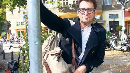 Hummeln im Hintern. So still wie hier steht Ingo Naujoks selten. Der Schauspieler und Musiker ist 48, in Bochum geboren und lebt jetzt am Stuttgarter Platz in Charlottenburg.