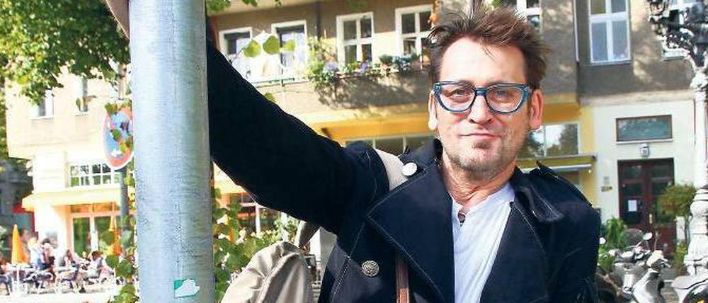 Hummeln im Hintern. So still wie hier steht Ingo Naujoks selten. Der Schauspieler und Musiker ist 48, in Bochum geboren und lebt jetzt am Stuttgarter Platz in Charlottenburg.