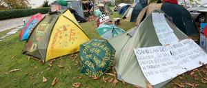 31.10.2011: Kapitalismusgegner haben ein Protestcamp vor der Parochialkirche in Berlin errichtet, die Zelte stehen vor der Kirche. Der Pfarrer soll das vorübergehende Camp mit rund 50 Teilnehmern erlaubt haben.