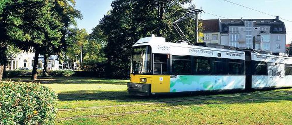 Eine Straßenbahn der Linie M1 fährt über den Pastor-Niemöller-Platz.