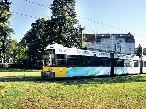 Eine Straßenbahn der Linie M1 fährt über den Pastor-Niemöller-Platz.