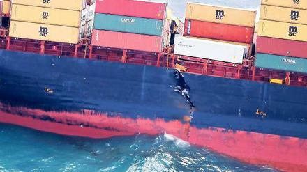 Zu instabil: das havarierte Containerschiff „Rena“. Foto: dpa
