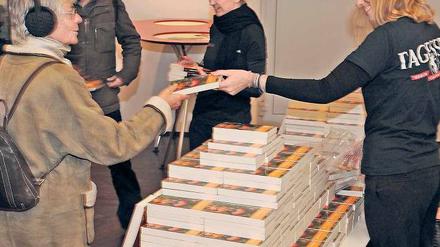 Bücherberg. In der Eingangshalle des Tagesspiegel-Verlagshauses gab es die Freiexemplare.