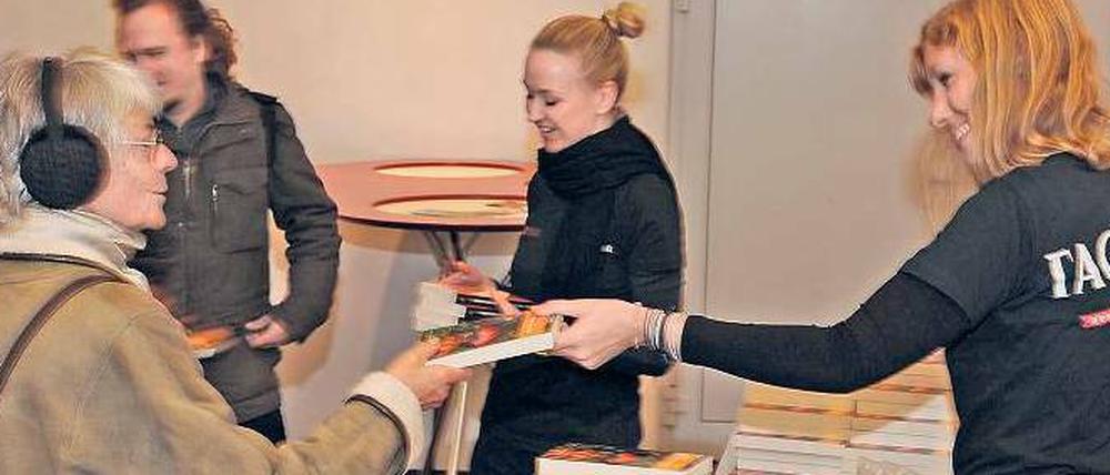 Bücherberg. In der Eingangshalle des Tagesspiegel-Verlagshauses gab es die Freiexemplare.