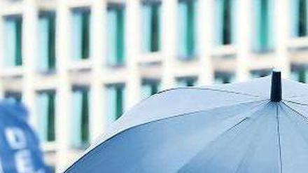 Banken unter den Rettungsschirm. Als erste Bank wird die belgisch-französische Dexia verstaatlicht. Anderen Instituten droht nach einem neuen Stresstest dasselbe. Foto: dpa