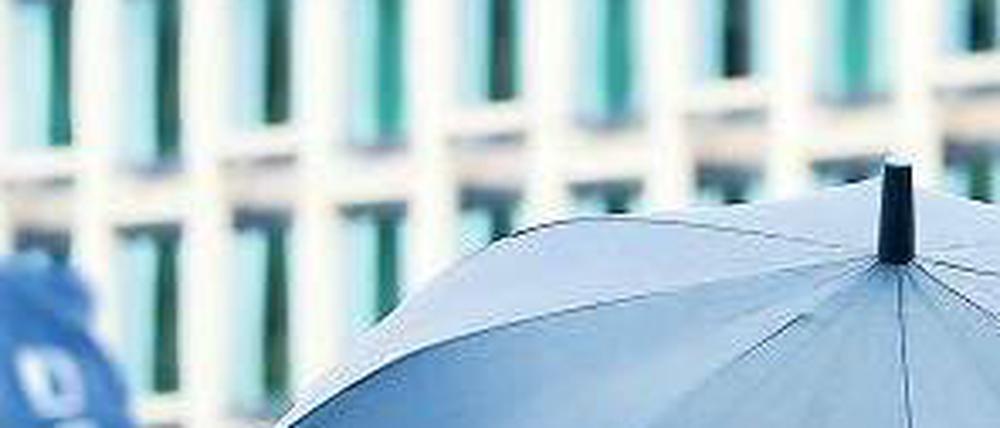 Banken unter den Rettungsschirm. Als erste Bank wird die belgisch-französische Dexia verstaatlicht. Anderen Instituten droht nach einem neuen Stresstest dasselbe. Foto: dpa