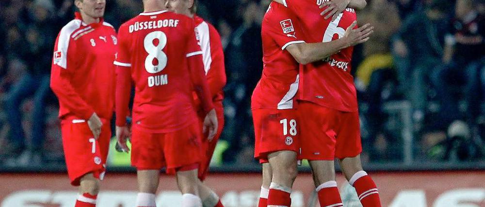 Düsseldorfs Spieler feiern nach dem Spiel.