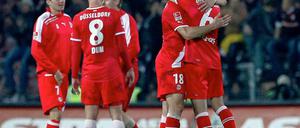 Düsseldorfs Spieler feiern nach dem Spiel.