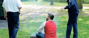 Korrekt. Bisher wurde auf den für Griller zugelassenen Flächen kontrolliert, ob der Grill hoch genug steht. Doch mit offenem Feuer soll im Tiergarten prinzipiell Schluss sein. 