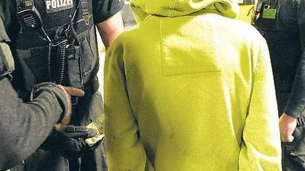 Einsatz am Bahnsteig. Die Gefahr, im öffentlichen Nahverkehr zum Gewaltopfer zu werden, ist für Berliner Schüler besonders groß. 