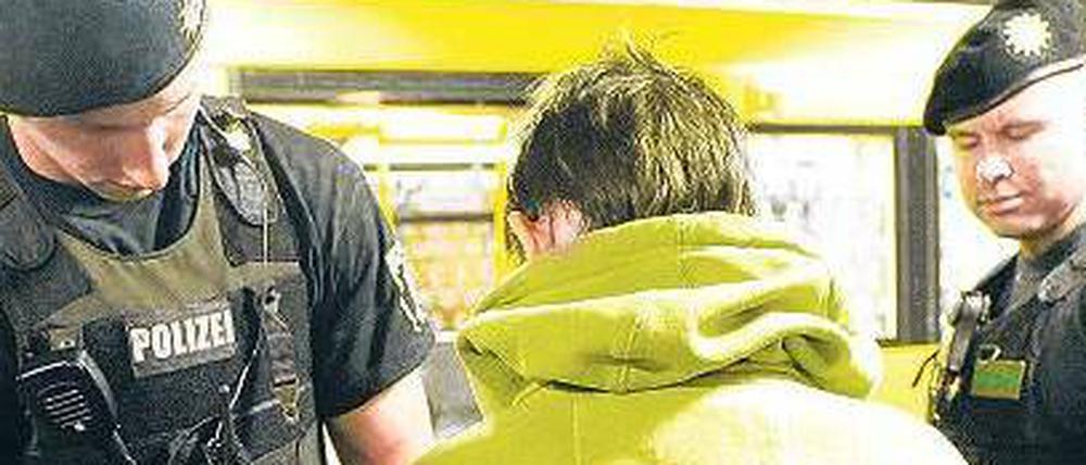 Einsatz am Bahnsteig. Die Gefahr, im öffentlichen Nahverkehr zum Gewaltopfer zu werden, ist für Berliner Schüler besonders groß. 