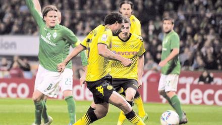 Nein, kein Abseits. Auch wenn die Bremer protestieren: Patrick Owomoyelas Treffer zum 2:0 war regelkonform. Foto: AFP