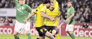 Nein, kein Abseits. Auch wenn die Bremer protestieren: Patrick Owomoyelas Treffer zum 2:0 war regelkonform. Foto: AFP