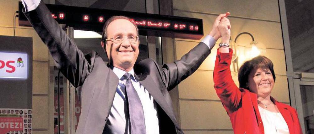 Gewinner und Besiegte. Francois Hollande hat die erstmalige Vorwahl der französischen Sozialisten für die Präsidentschaftskandidatur 2012 für sich entschieden. Seine Kontrahentin Martine Aubry gratulierte.
