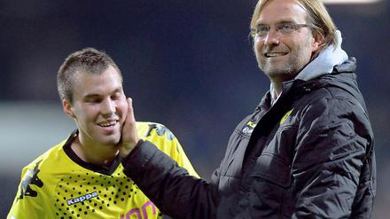  Jürgen Klopp (re.) beglückwünschtKevin Großkreutz.