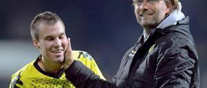 Jürgen Klopp (re.) beglückwünschtKevin Großkreutz.
