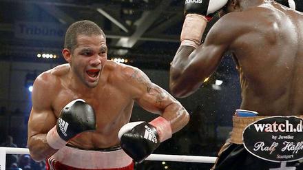 Boxen bleibt ein gefährlicher Sport. Hier eine Szene aus dem Kampf um die IBF-Weltmeisterschaft im Cruisergewicht, Yoan Pablo Hernandez (l.) gegen Titelverteidiger Steve Cunnigham.