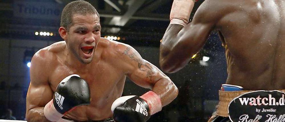 Boxen bleibt ein gefährlicher Sport. Hier eine Szene aus dem Kampf um die IBF-Weltmeisterschaft im Cruisergewicht, Yoan Pablo Hernandez (l.) gegen Titelverteidiger Steve Cunnigham.