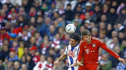 Levan Kobiaschwili (l.) im Kopfballduell mit Thomas Müller (r.)