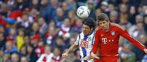 Levan Kobiaschwili (l.) im Kopfballduell mit Thomas Müller (r.)