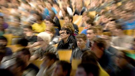 Und jetzt alle zusammen. Der Andrang im Vorlesungssaal ist groß - von Zugezogenen wie Einheimischen.