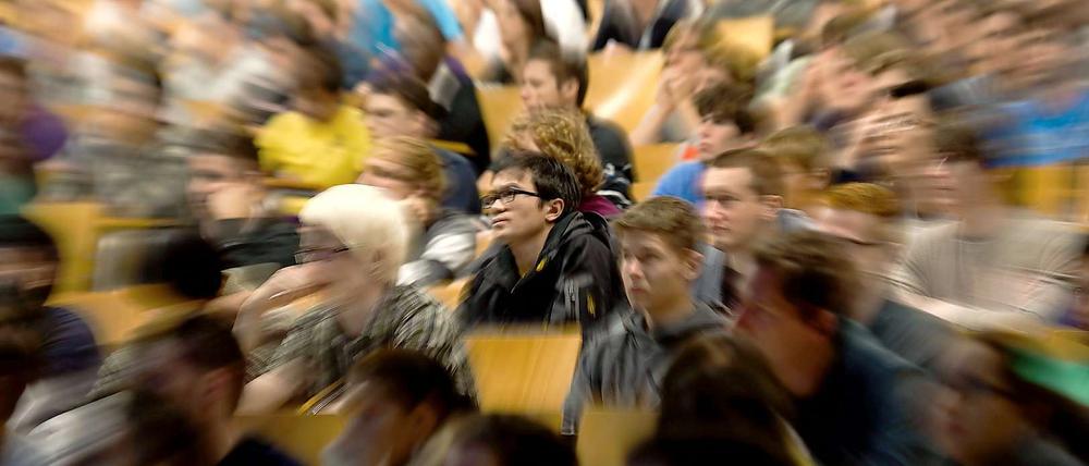 Und jetzt alle zusammen. Der Andrang im Vorlesungssaal ist groß - von Zugezogenen wie Einheimischen. 