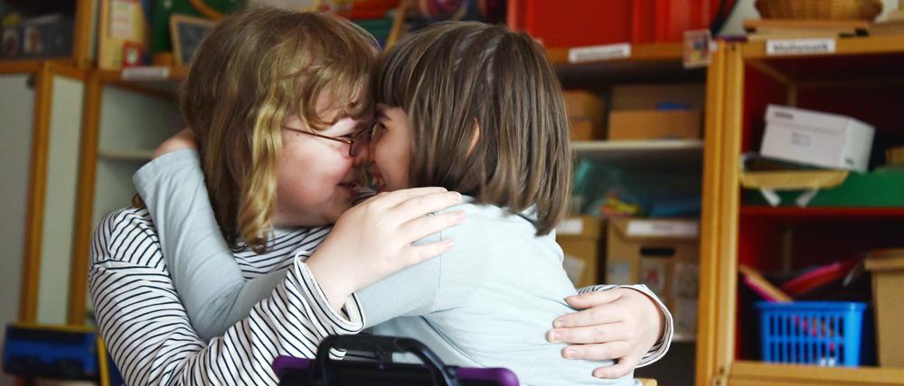 Um Johanna und ihre Mitschüler:innen kümmern sich in der Wilmersdorfer Finkenkrug-Schule mehr Lehrer und Betreuer als in einer Regelschule.