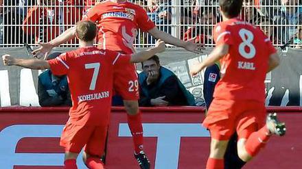 Torschütze Michael Parensen (m.) bejubelt seinen Treffer zum 2:0-Endstand. 