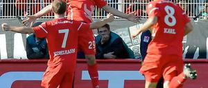 Torschütze Michael Parensen (m.) bejubelt seinen Treffer zum 2:0-Endstand. 