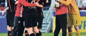 Auf Glücksdroge. Augsburgs Spieler bejubelten ihren Sieg in Mainz ausgelassen – und hoffen auf eine längere Wirkung. Foto: dpa