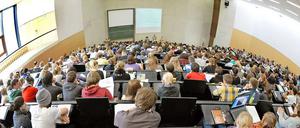 Noch nie gab es in Deutschland so viele Studierende, nämlich fast 2,3 Millionen, wie zu Beginn des Wintersemesters 2011/2012.