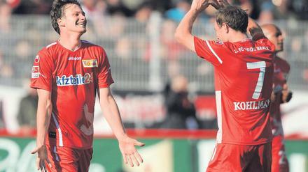 Miachel Parensen (l.) bejubelt zusammen mit Teamkollegen Patrick Kohlman seinen Trefefr zum 2:0-Endtsand gegen den KSC.