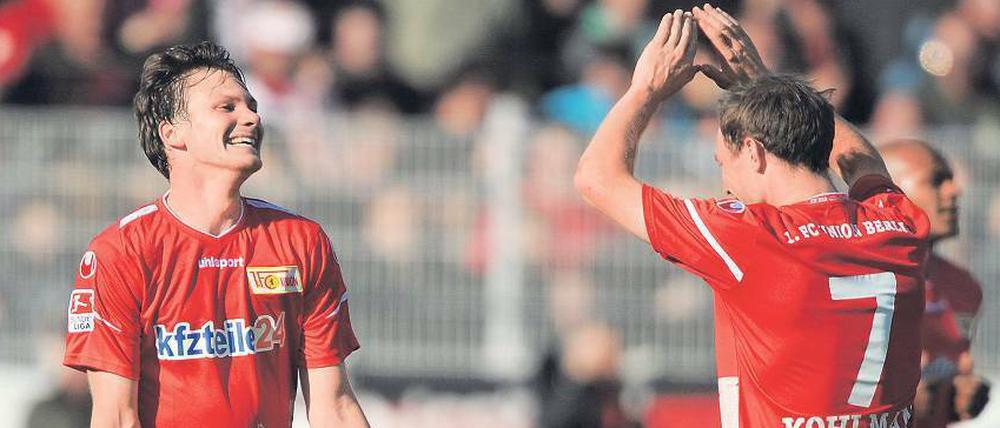 Miachel Parensen (l.) bejubelt zusammen mit Teamkollegen Patrick Kohlman seinen Trefefr zum 2:0-Endtsand gegen den KSC.
