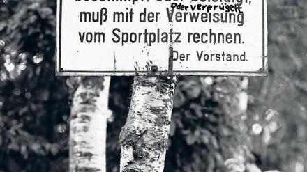 Neue Unsitten. Inzwischen werden auf Berliner Fußballplätzen tatsächlich Schiedsrichter verprügelt. Der Unparteiische Gerald Bothe wäre sogar fast an den Folgen der Schläge gestorben. Foto: Ullstein
