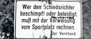 Neue Unsitten. Inzwischen werden auf Berliner Fußballplätzen tatsächlich Schiedsrichter verprügelt. Der Unparteiische Gerald Bothe wäre sogar fast an den Folgen der Schläge gestorben. Foto: Ullstein