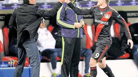 Alle auf den Trainer. Robin Dutt (links) beglückwünscht André Schürrle zu seinem Tor gegen Valencia. Oder ist es umgekehrt? Foto: dapd