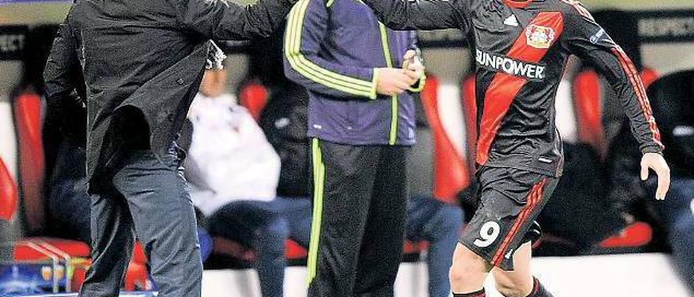 Alle auf den Trainer. Robin Dutt (links) beglückwünscht André Schürrle zu seinem Tor gegen Valencia. Oder ist es umgekehrt? Foto: dapd