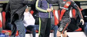 Alle auf den Trainer. Robin Dutt (links) beglückwünscht André Schürrle zu seinem Tor gegen Valencia. Oder ist es umgekehrt? Foto: dapd