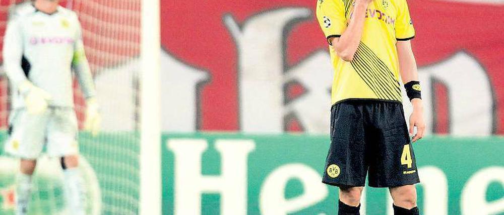 Der Nachdenker von Athen. Neven Subotic (r.) grübelt über die erneute Niederlage in der Champions League. Foto: dpa