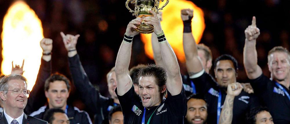 Neuseelands Kapitän Richie McCaw stemmt den Weltmeister-Pokal in die Luft. Nach 24 Jahren haben die "All-Blacks" zum zweiten Mal in ihrer Geschichte die Weltmeisterschaft gewonnen.