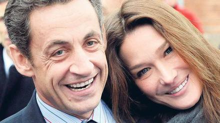 Das Baby darf nicht fotografiert werden. Präsident Nicolas Sarkozy und seine Frau Carla Bruni. Archivbild: dpa